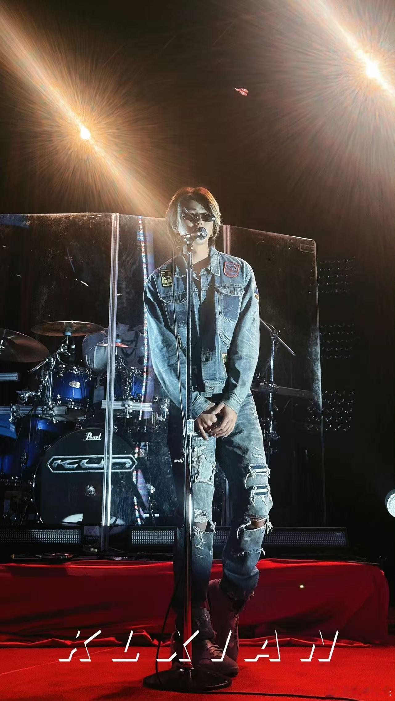 蔡徐坤又cue了别感冒蔡徐坤现场提醒观众别感冒蔡徐坤这种关心不是嘴上说说而已，是