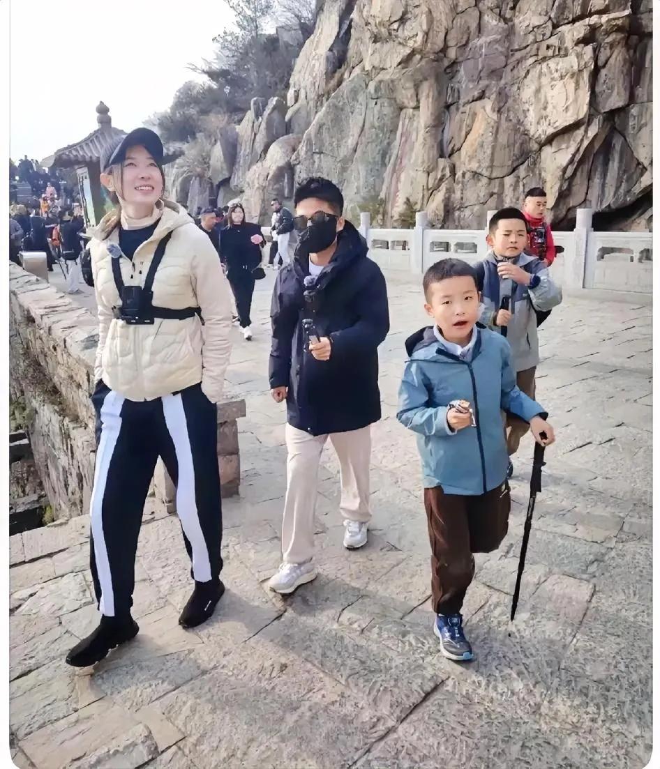 哈哈，董宇辉与美女一同登泰山！
   
      劲爆消息！劲爆消息呀，今天董