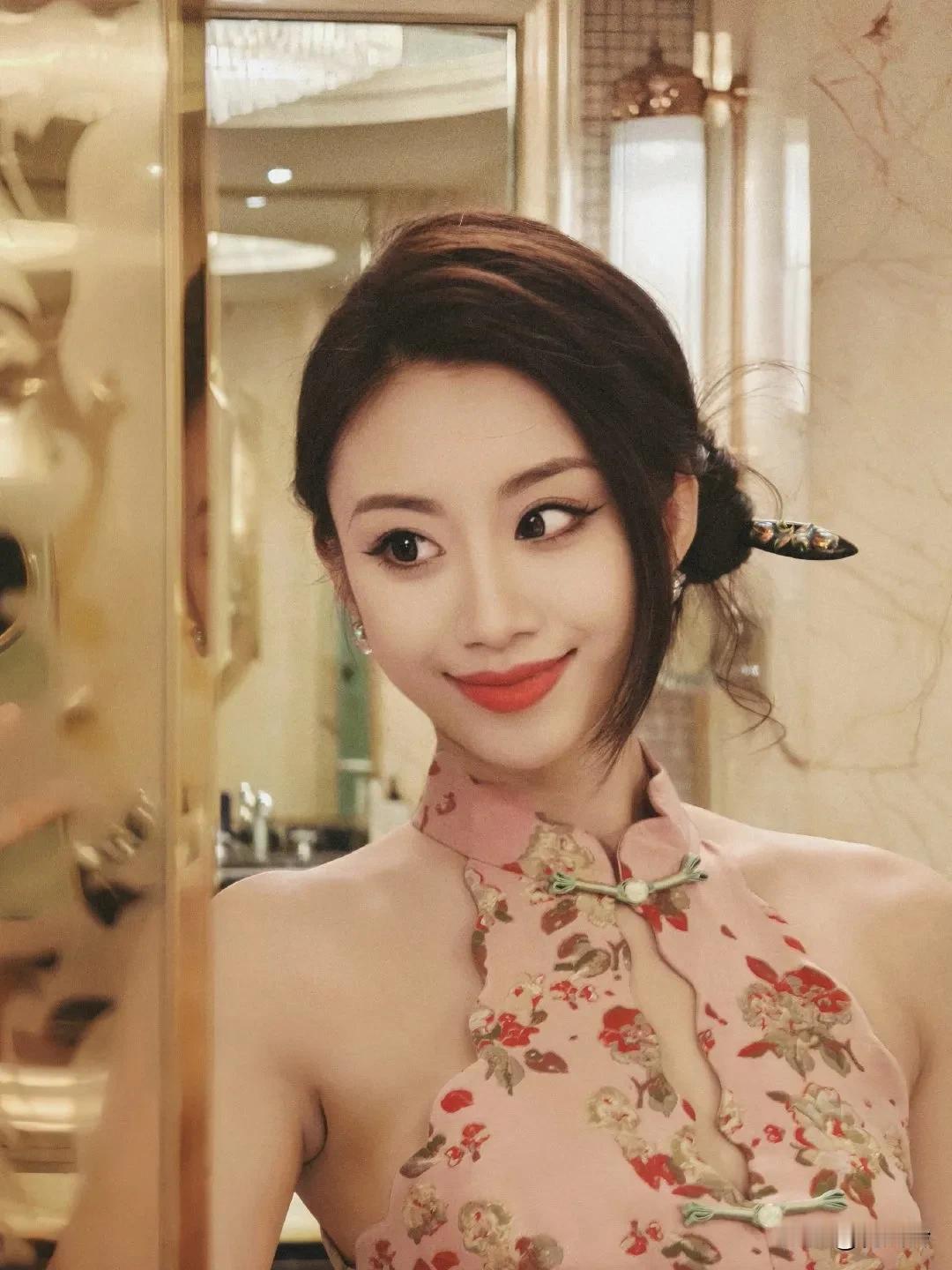 这女生在化妆间里微笑。