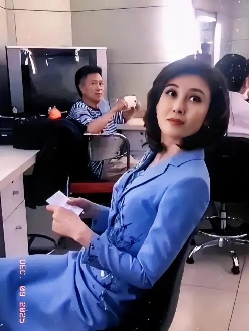 李红，不愧为央视舞台上最美主持人。近日，她晒出一张跟平时一样很普通的工作照，便立