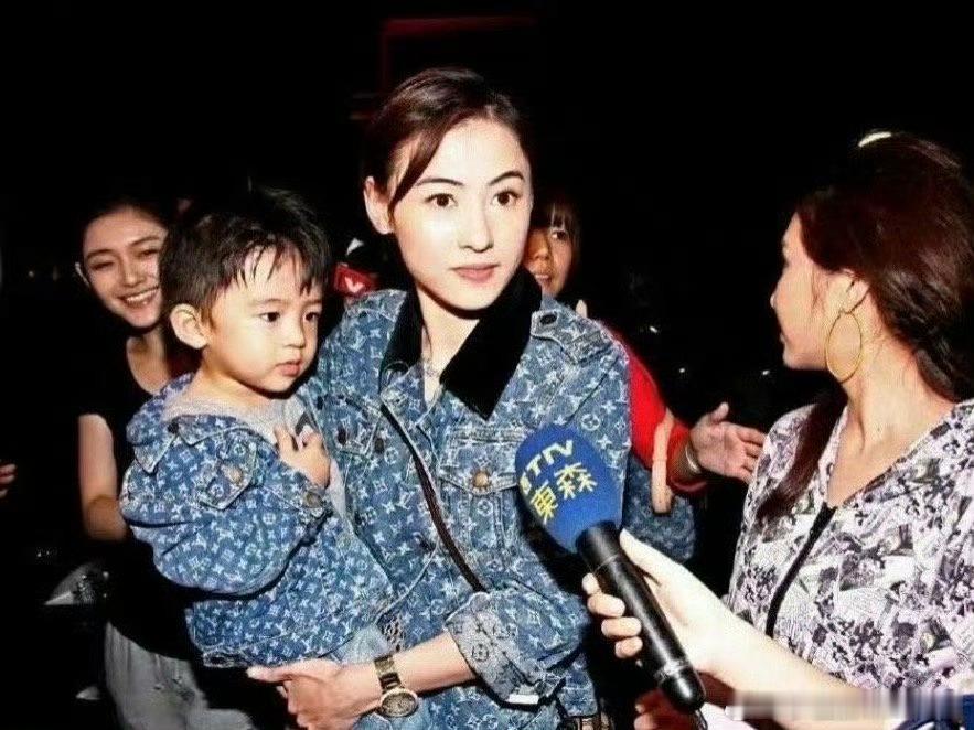当年张柏芝抱着lucas后面居然是大s啊，现在才发现！这样的同框真美好啊 