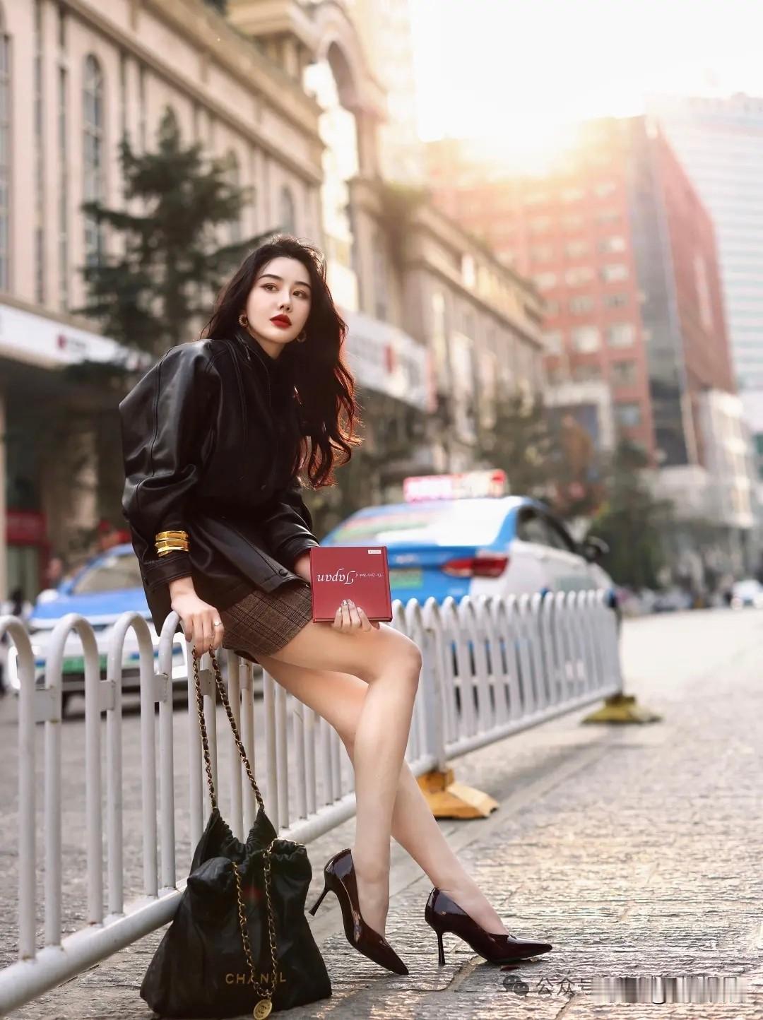 黑色皮衣下搭格子短裙，突显女神完美气质！