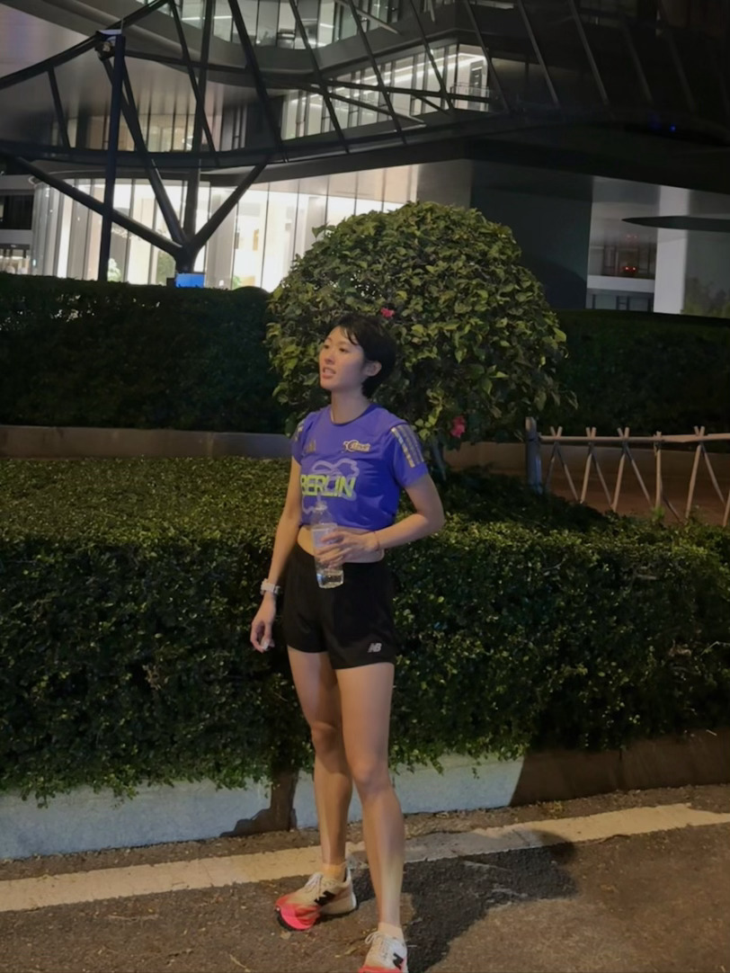 恭喜👏这位女士上海马拉松中签了爱跑步的人运气不会太差，立马加跑量。感谢小伙伴们