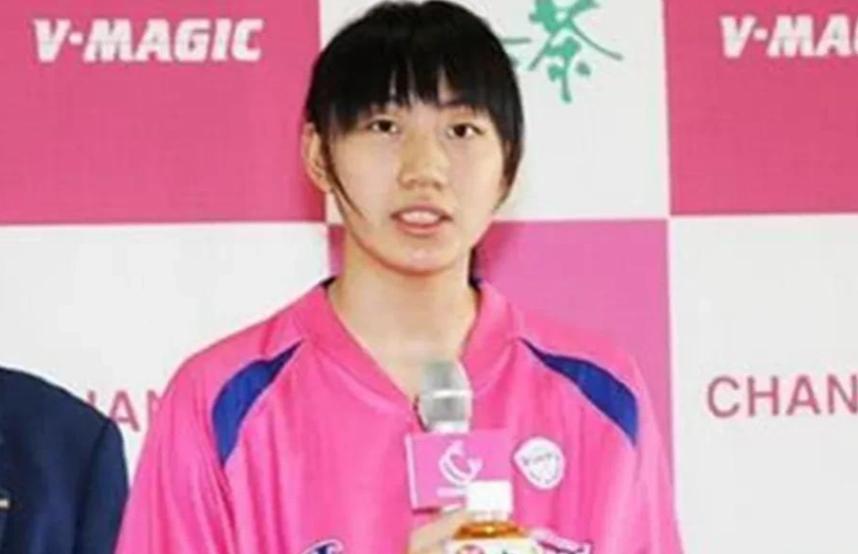 “我自愿加入日本籍，我要打败中国女篮！”2012年，这句话在社交媒体上引发了轩然