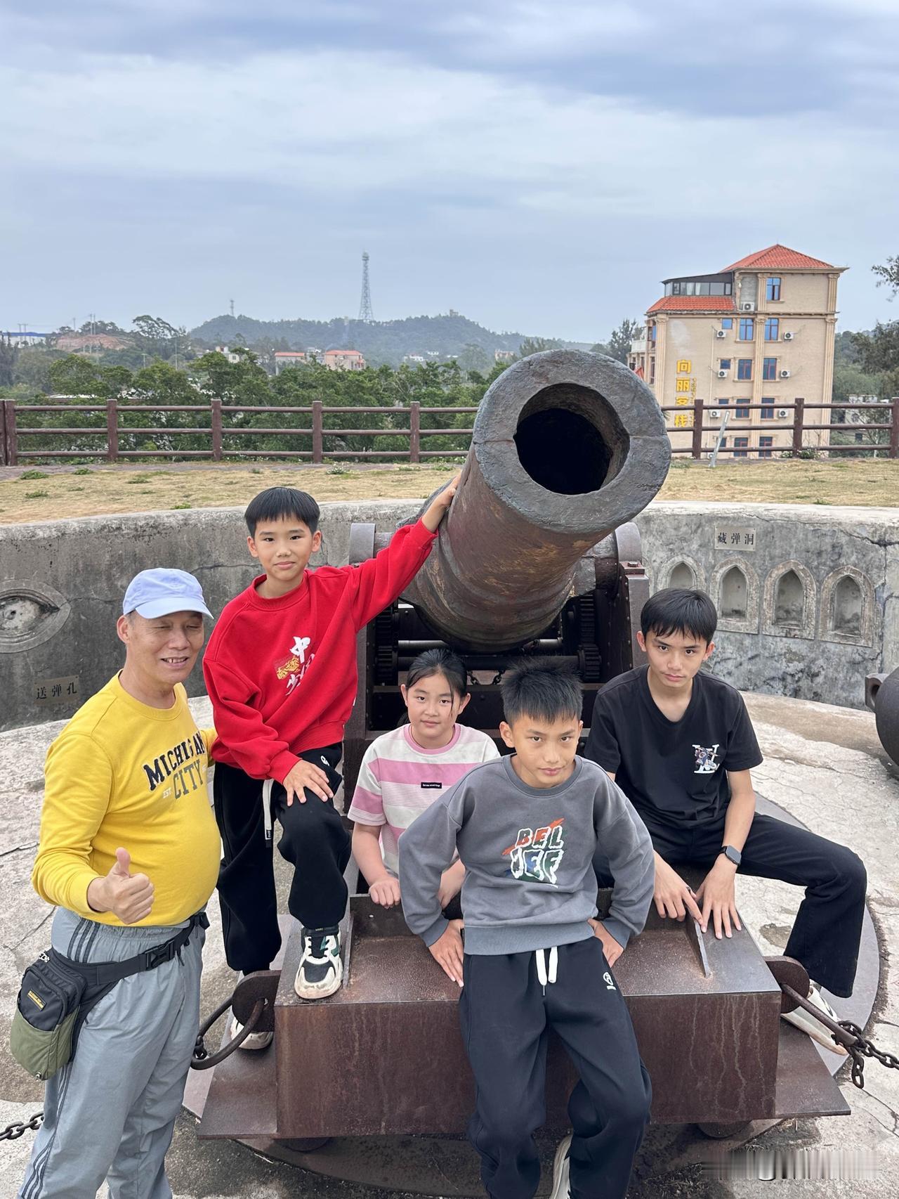 『白龙炮台』：清代晚期为加强海防、抵御外敌而修建的重要军事设施，位于广西壮族自治