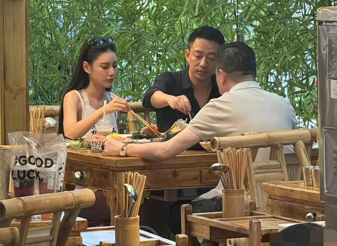 我发现汪小菲再婚之后好像没有再发疯了，其实结婚千万不要找小团体的对象，就是夫妻二