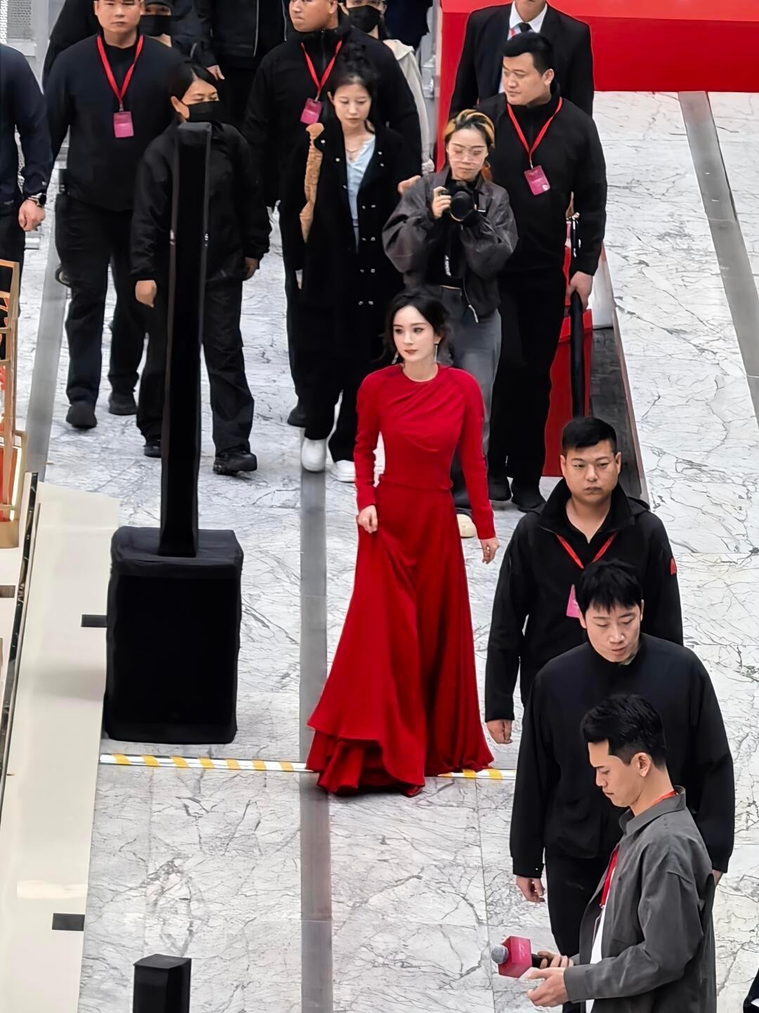 杨幂刘宇宁或演江山大同非官宣不约 来看杨幂深圳活动路透超美幂神完完全全是内娱爆剧