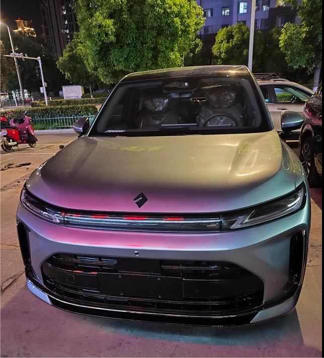 华镜 S 这车吧，作为一台大块头 SUV，气场还是挺强大的，配置也很丰富，性价比
