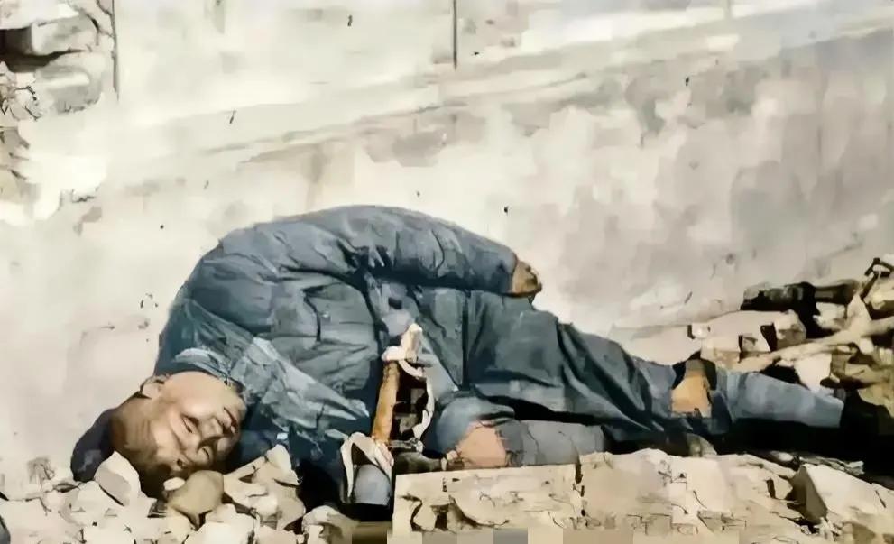 1938年，台儿庄前线，在一座废墟上躺着一名川军士兵，这个照片让人心生敬佩和悲痛