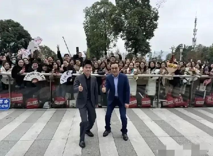 高情商的董宇辉，高情商的长安汽车董事长朱华荣。


两人与背后粉丝们合照时，不约