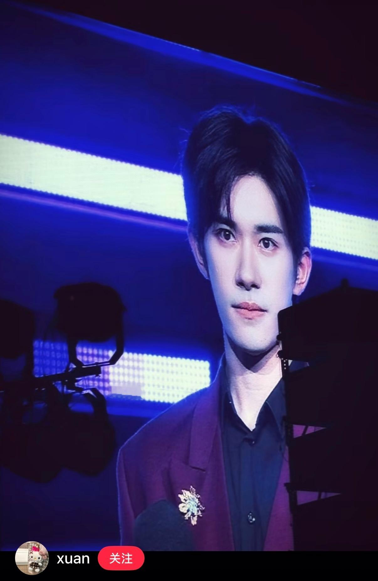 大屏看易烊千玺 