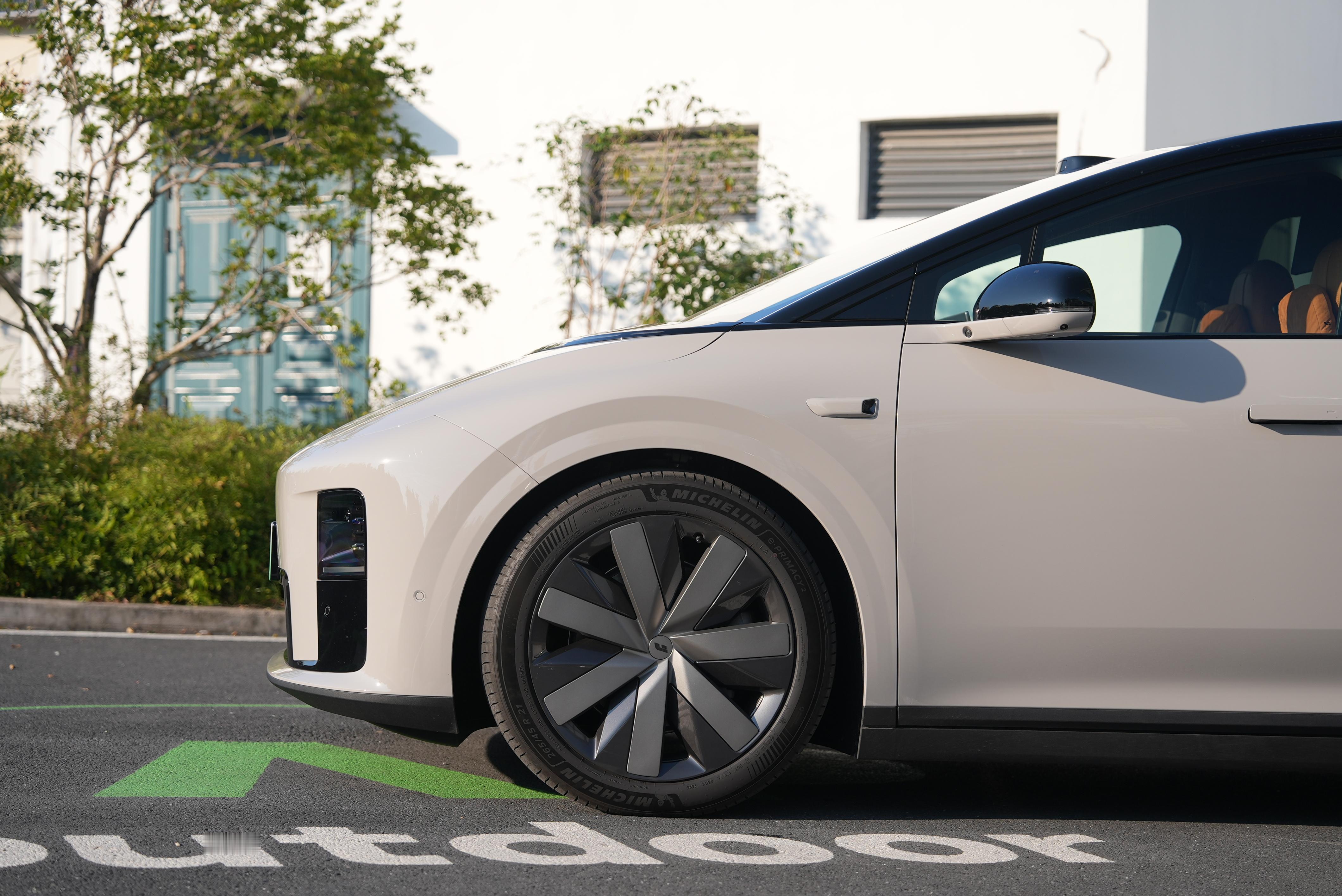 今天闺蜜体验了我的 作为两娃宝妈，还是非常看好这台车的～理想i8的6座布局彻底解