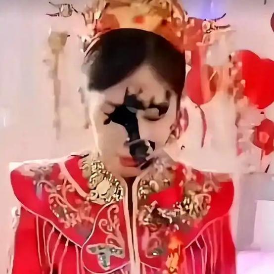 “闹婚变毁婚！”山东济宁一场婚礼上，新娘被伴郎泼了一脸墨汁，婚礼服上也弄了几块黑