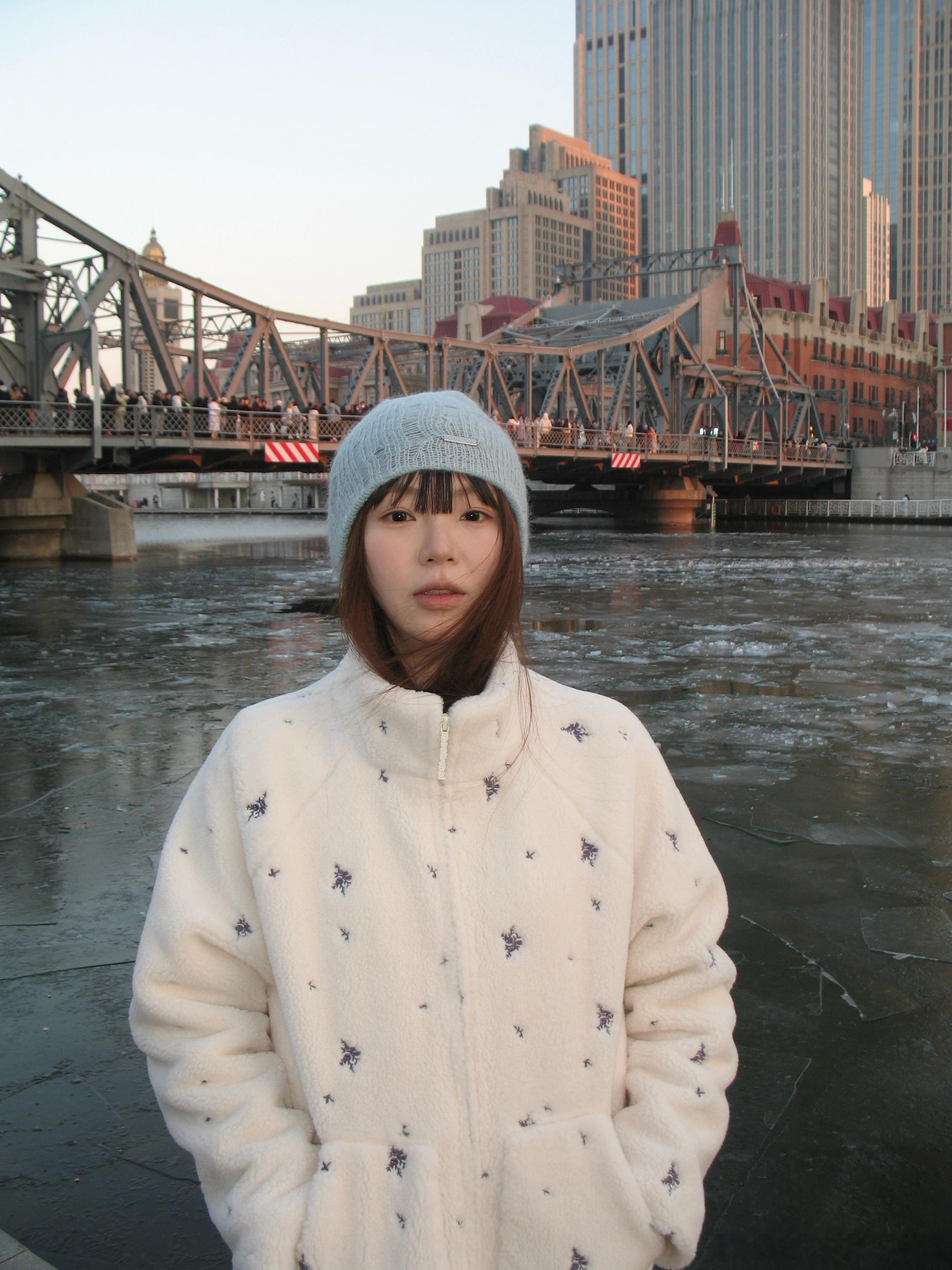 闹钟调了静音 差点错过飞机下眼睑还长了颗巨疼的痘痘顶着两天没洗的头 和浮肿的脸…