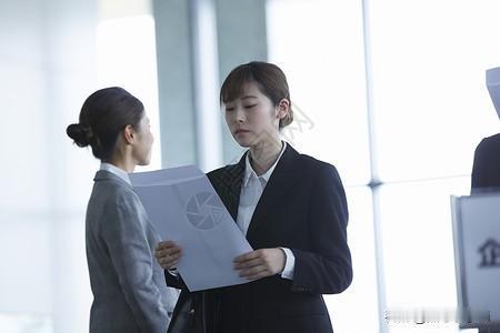 胖东来放出九百个基层岗位，短短45分钟简历通道直接报满，其中光硕士简历就有三千多