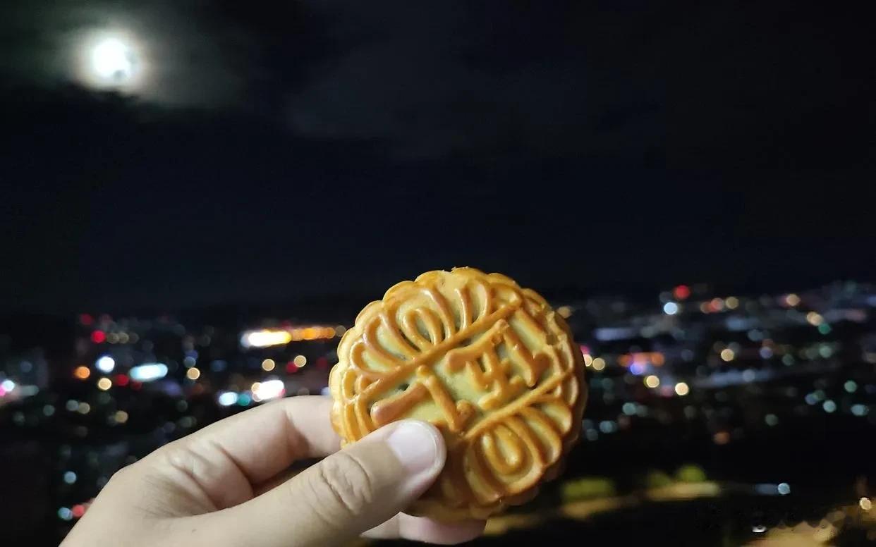 很多人都在讨论：月饼文化是不是彻底消亡了？
在我看来，这个问题问反了。消失的从来