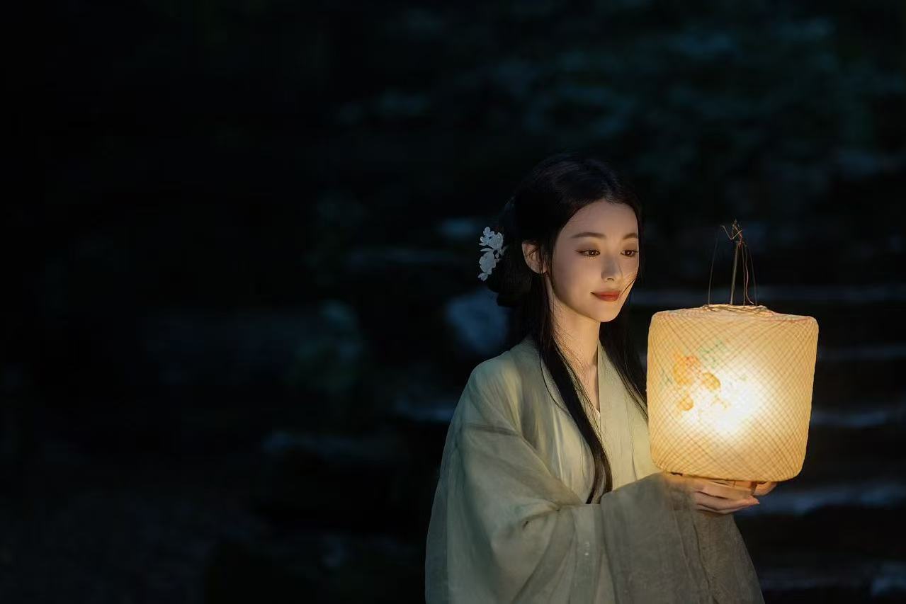 #尚新月清冷感古风写真##尚新月写真拍出电影感# 如此高质量的营业简直是让人爱不