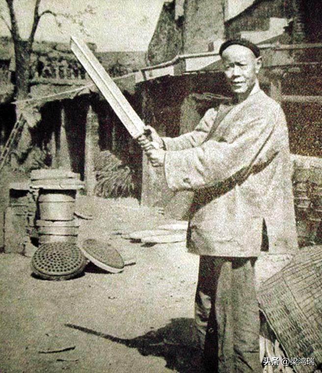 这张照片拍摄的是邓海山（不详—1925年），他是中国历史上最后一位刽子手。 
