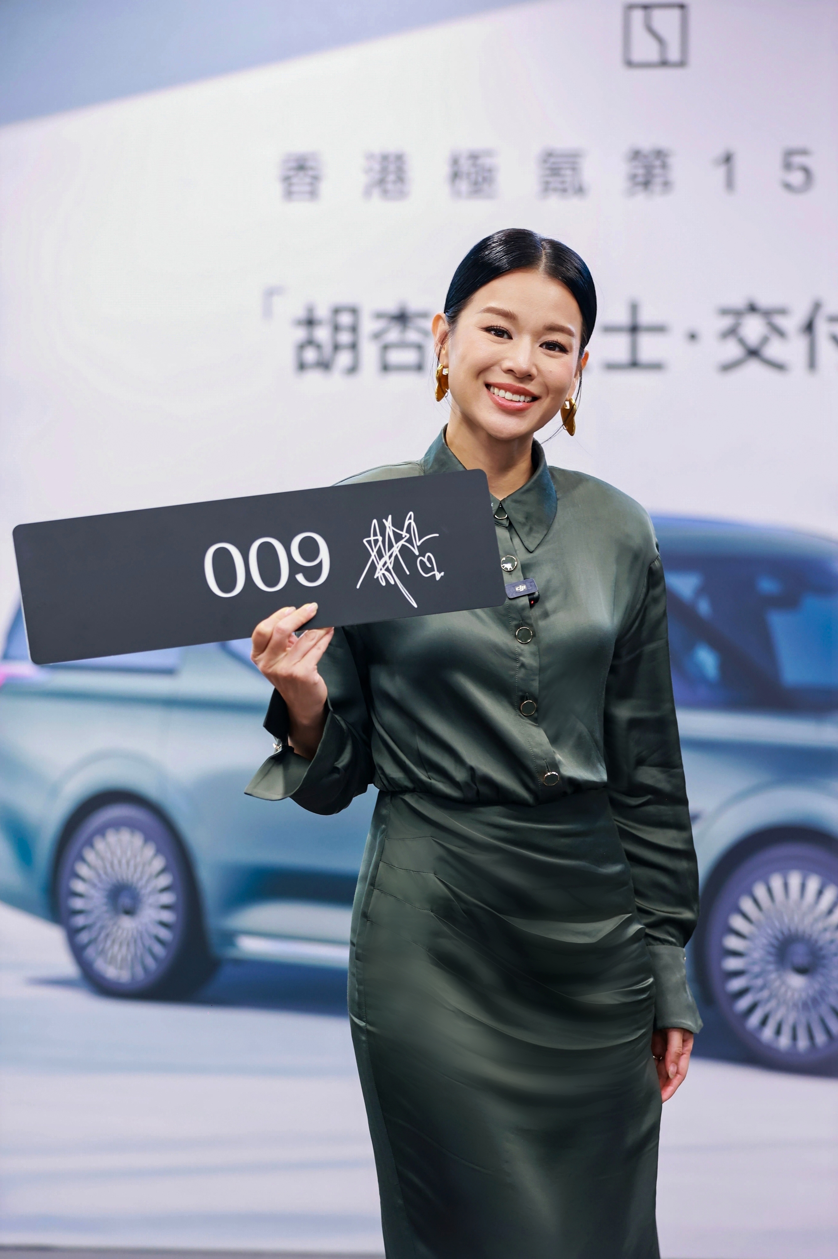 越来越多港星选择极氪009了，极氪香港第1500位车主是胡杏儿！不得不说，挂上港