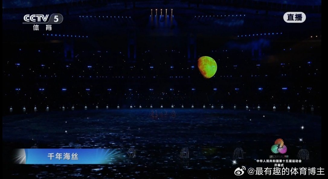 直播十五运开幕式湾区升明月，敬业的志愿者小哥始终保持八颗牙微笑 ​​​