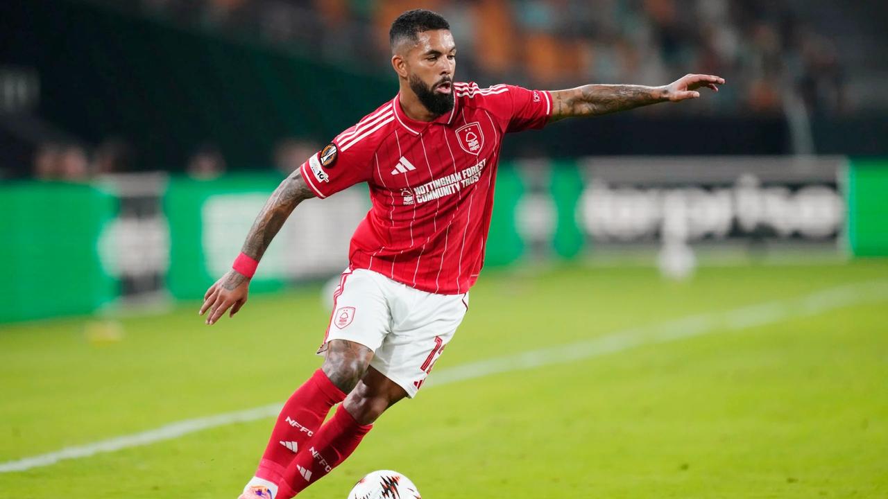 维拉有意签回尤文中场道格拉斯·路易斯，两家俱乐部的谈判正在进行之中。
而对道格拉