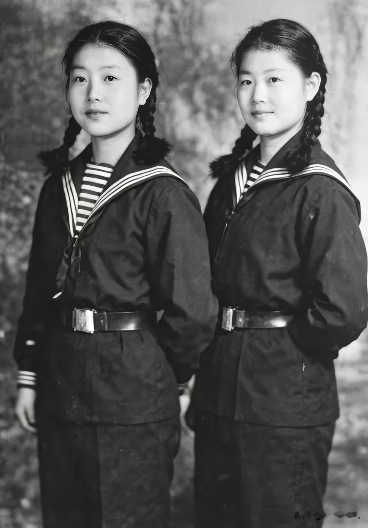 新中国第一代身穿水兵服的潜艇女兵，不仅英姿飒爽，也是巾帼不让须眉的传奇典范！海军