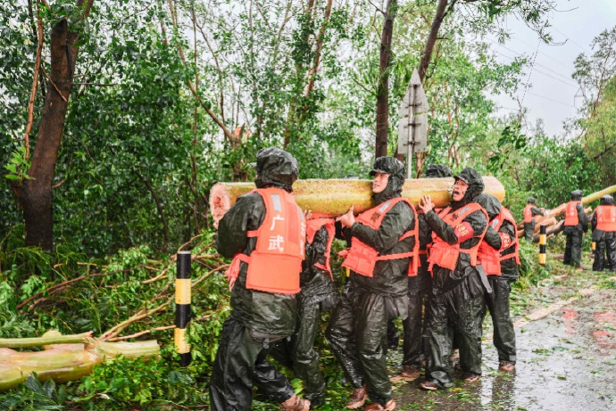 #广东武警投入台风红霞救援#【广东武警投入台风救援现场：清理树枝和垃圾，疏通堵塞
