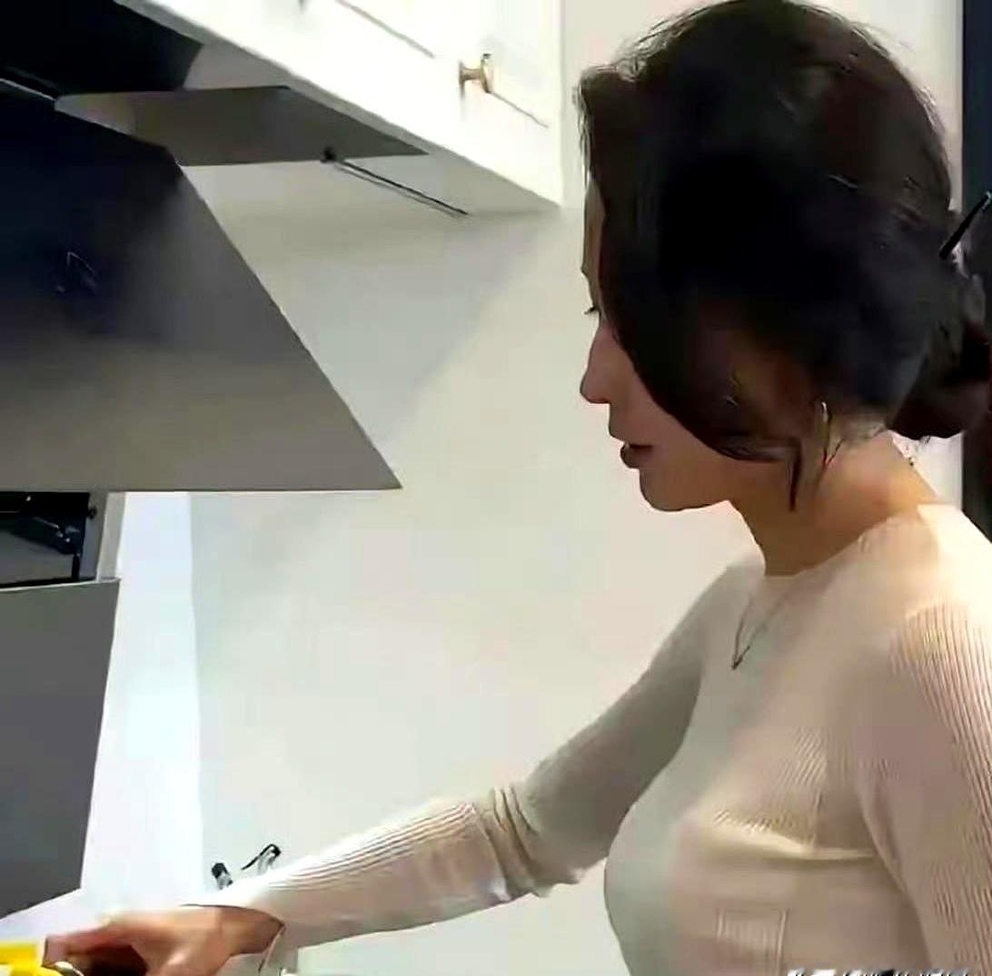 汪峰这回又被人拿来打趣了，前面一句“真会过日子”，后面紧跟着夸他挑对象的眼光准，