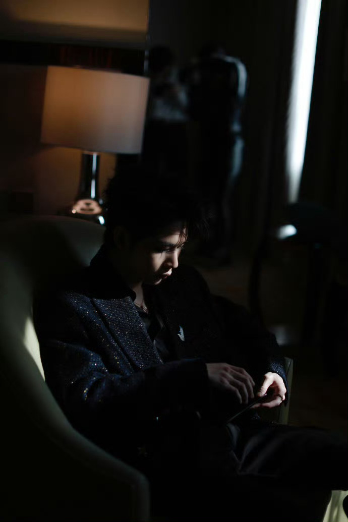 九尾黑色细闪西装  九尾帅出新高度 尾子氛围感拉满，帅出新高度！ 