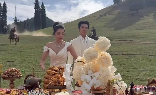 8月12日，姜潮和麦迪娜在绝美新疆草原补办浪漫婚礼，背靠雪山松林，满眼治愈风光，