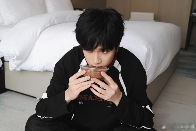 敖子逸喝腊八粥随拍 敖子逸喝腊八粥随拍来啦，过了腊八就是年，和 一起奔赴更加美好