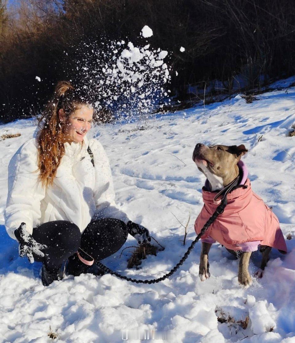 女排[超话]  齐里切拉在雪地“撒野”[嘻嘻][嘻嘻][嘻嘻] 