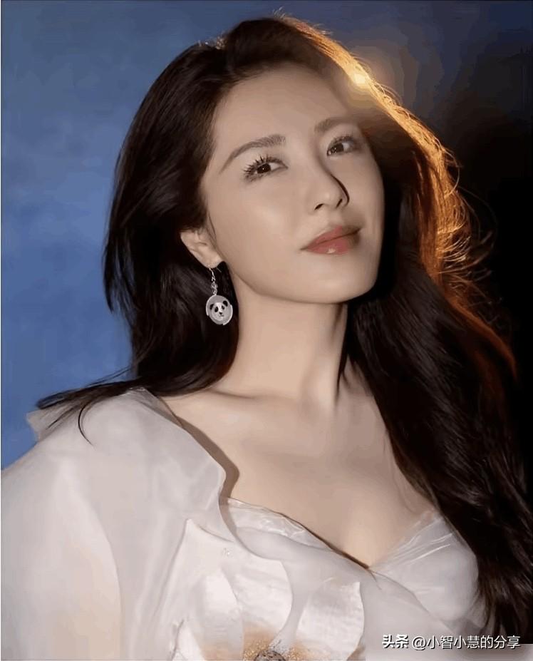 难怪她会被誉为中戏百年来难得遇见的一个校花，50岁了，还是那么精致优雅，年轻时应