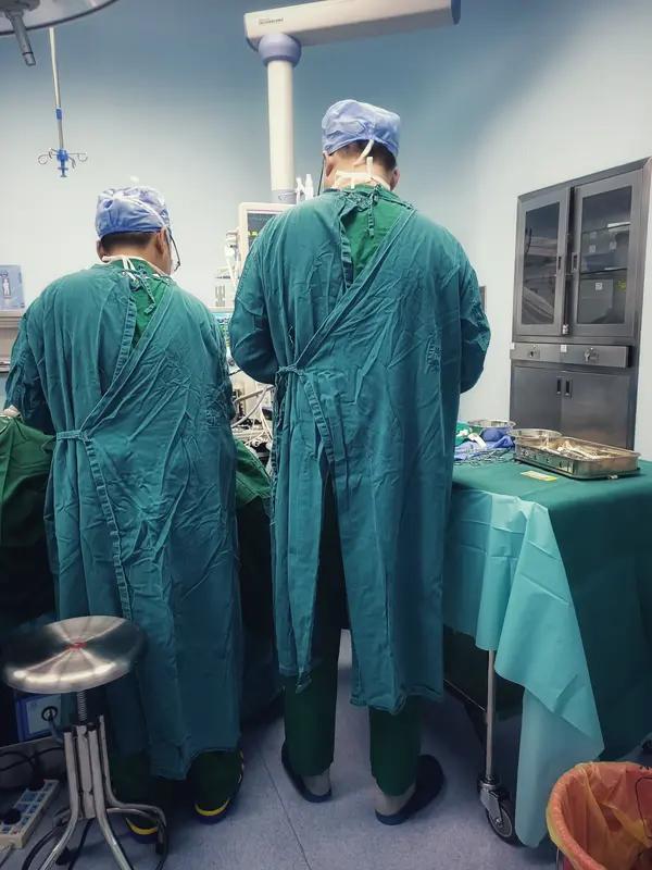 辽宁狠人天花板出现了，男子一周给自己安排5台手术：切肠息肉、割痔疮、割包皮、挖痣