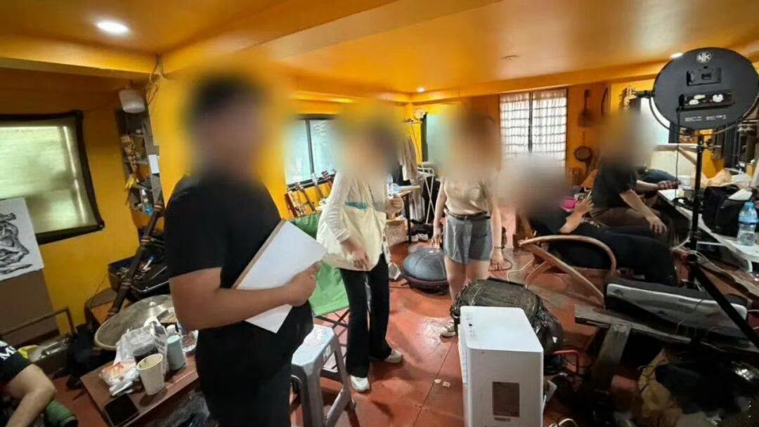 8名中国人赴泰私拍短剧被逮捕涨知识了，原来去泰国旅游，还不能拍短剧，估计也只能拿