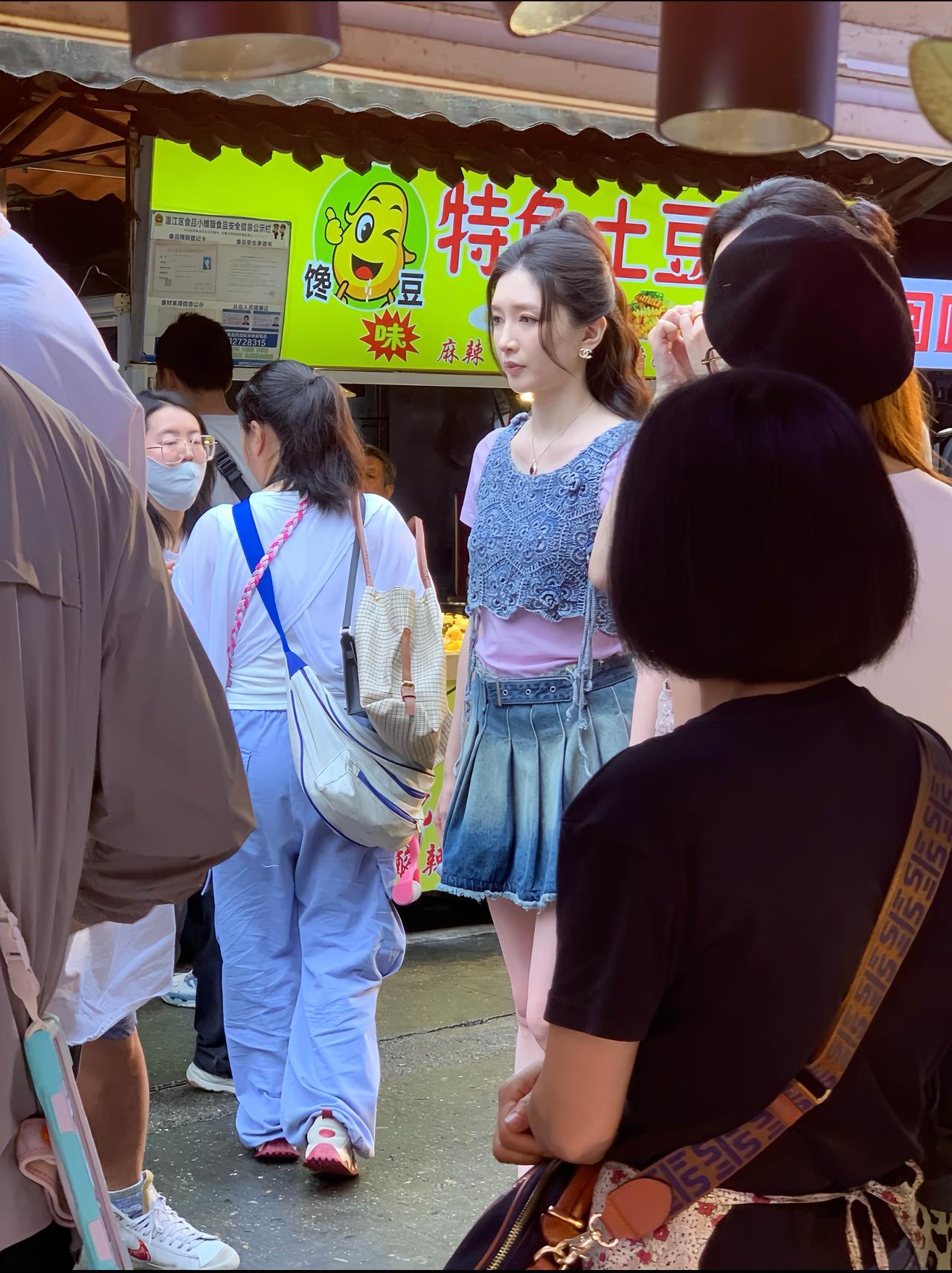 近日，江疏影现身四川，在成都温江柳浪湾拍戏被偶遇的画面。

38岁的江疏影穿着牛