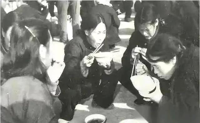 都说日本兵是禽兽。​
但你知道比禽兽更可怕的是什么吗？​
是披着人皮，帮你开门，