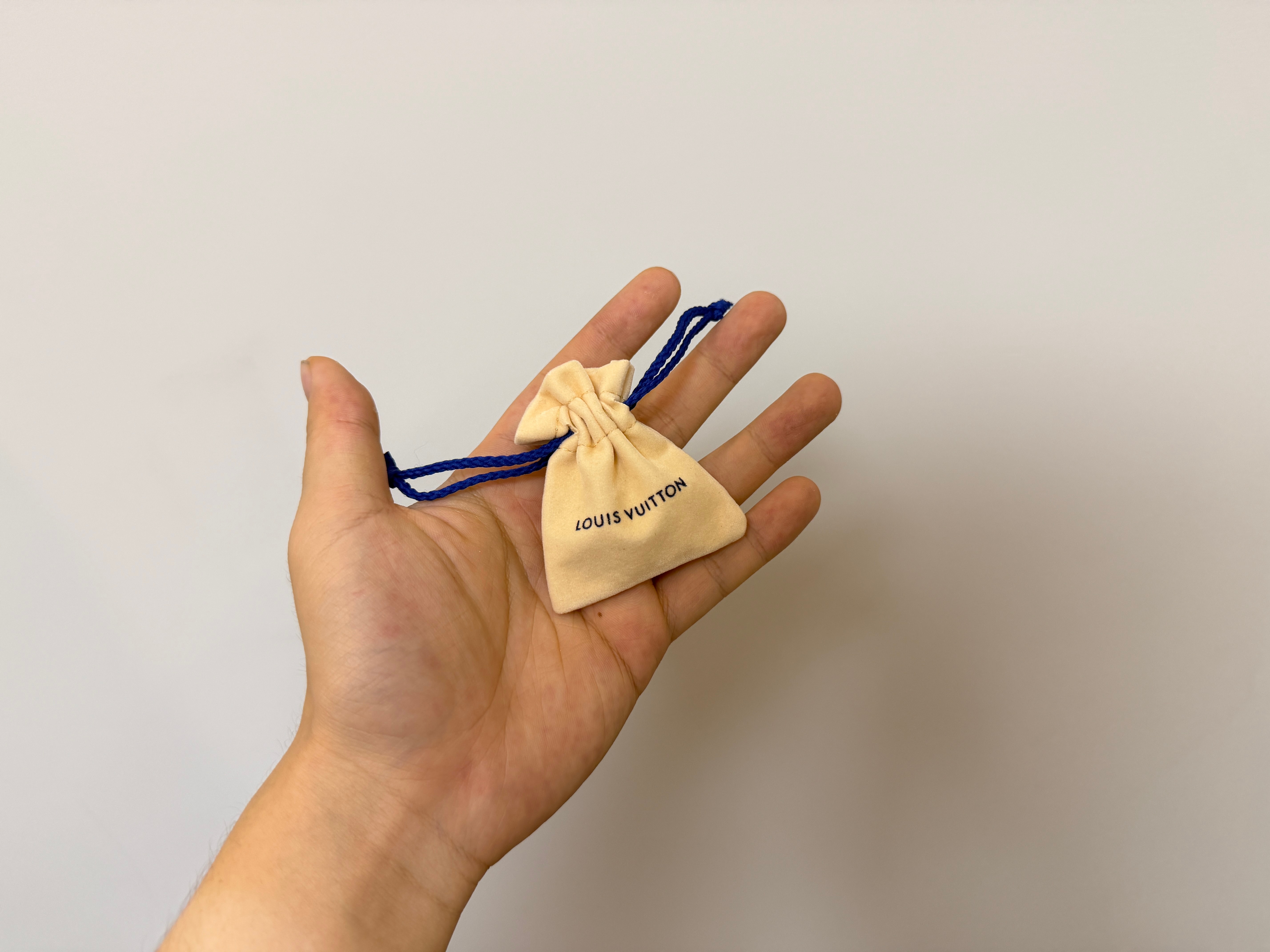 LV戒指这防尘袋，小小的还挺可爱……