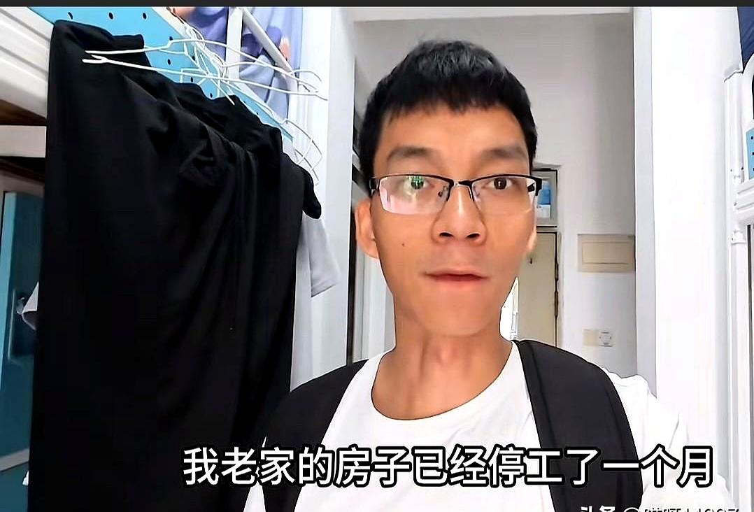 停了一个月的房子，今天总算又动起来了。
唐尚珺在视频里说得很直白：家里这边终于重