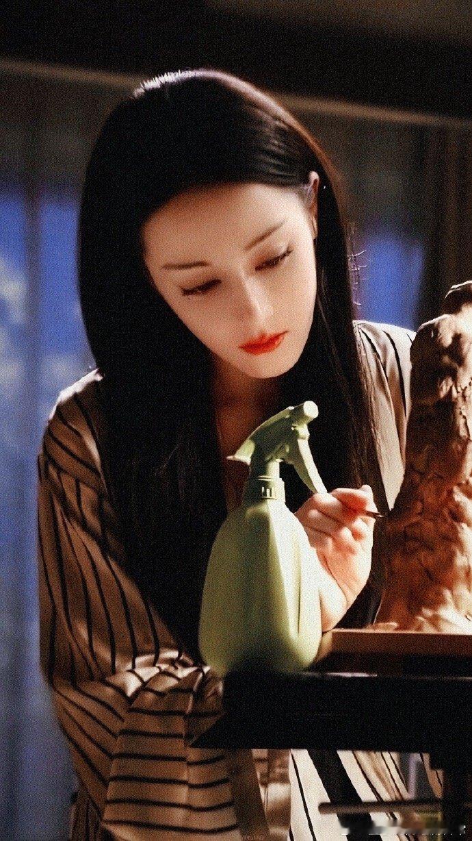 迪丽热巴是神来的吧，镜头定格在她抬眸的瞬间，清冷感瞬间袭来，其中还带着疯🔪的锋