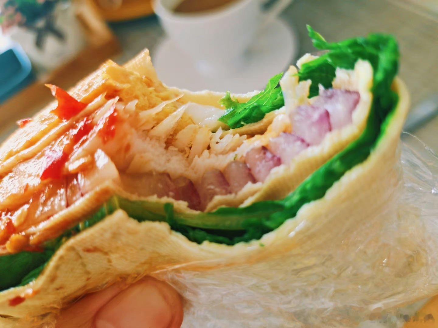 #低脂吐司三明治##这个问题吃什么# 低脂三明治用干豆腐皮把食材包起来，满满的蛋