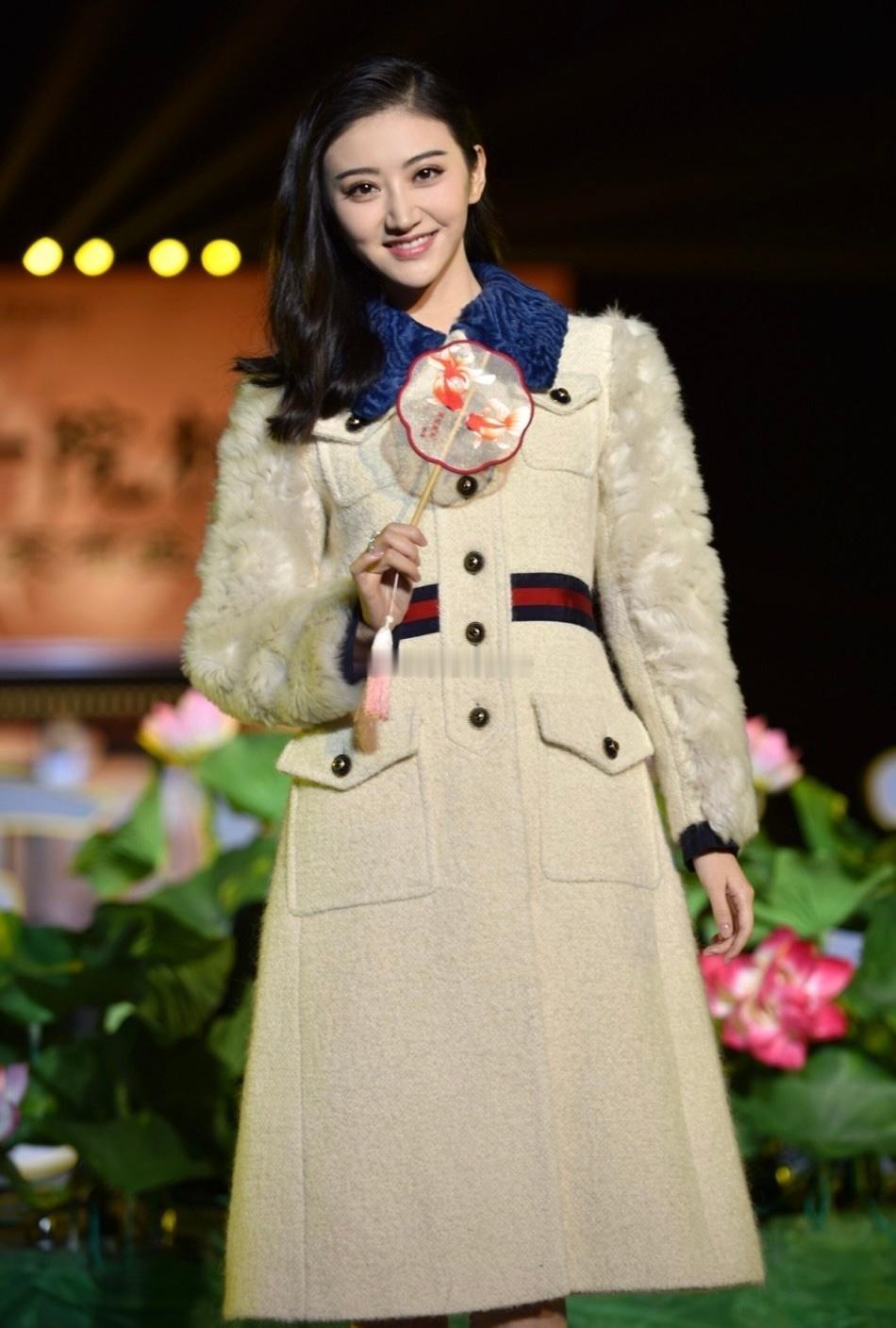 景甜以一身颇具设计感的米白色大衣现身亮相某商业活动，搭配精致的妆容，显得十分优雅