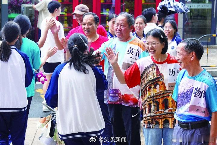#老师穿教科书封面硬核祝福考生#挺好，给孩子们打打气，还可以放松放松心情，有这样