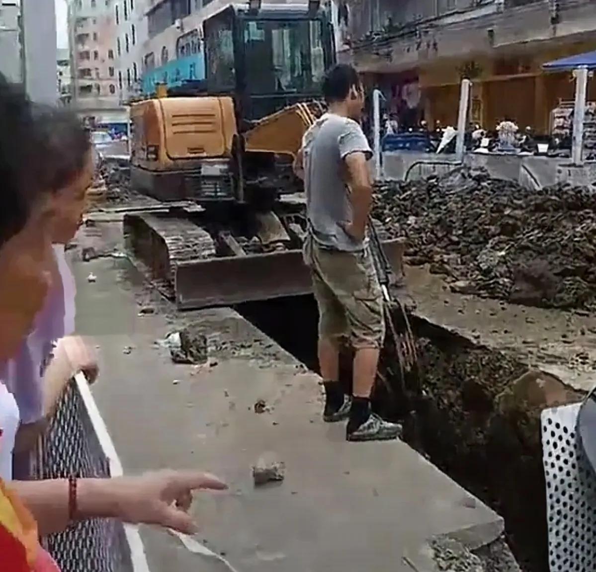 广东清远一地清理排水沟，竟抓到好几条几十斤大鱼！

这事儿最近挺火的，发生在7月