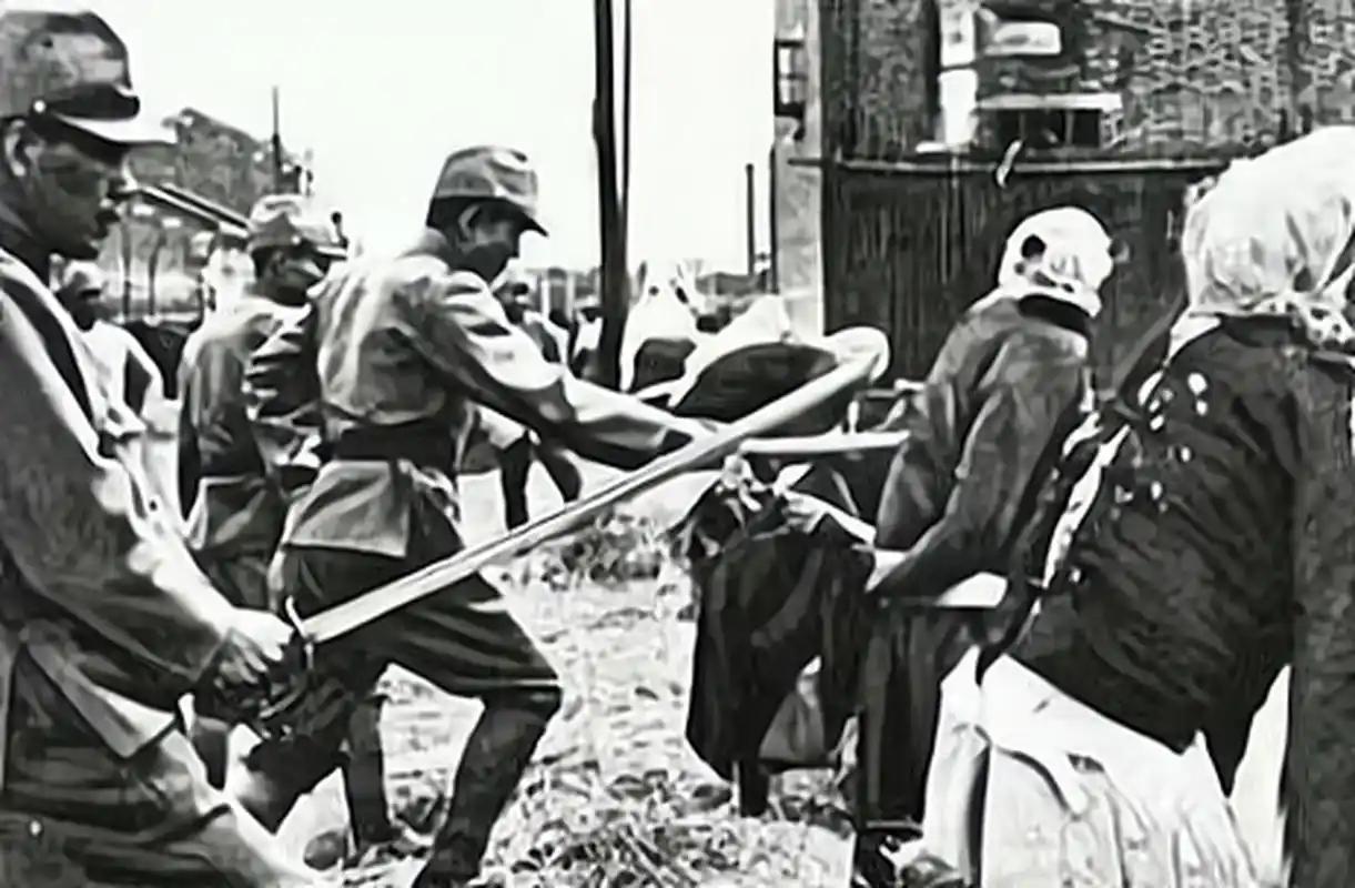 1939年，一群日军闯进一村民家中，日军为了取乐，先将女人摁住，把她6岁的女儿扔