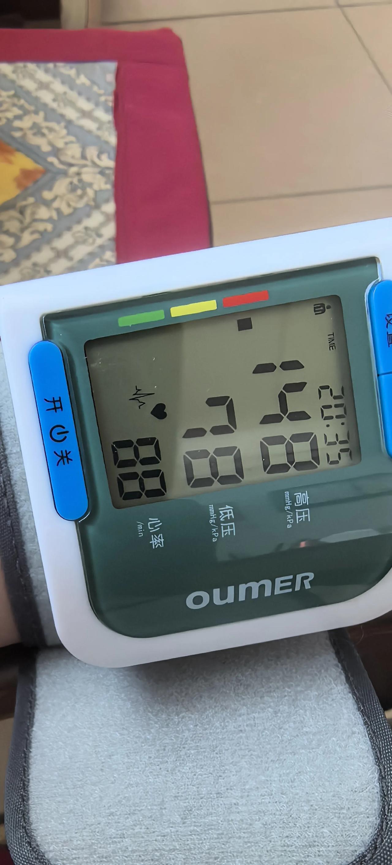 家里有个腕式血压计，用的挺方便，就是量的血压跟医院的不一样，在家量的血压挺正常，