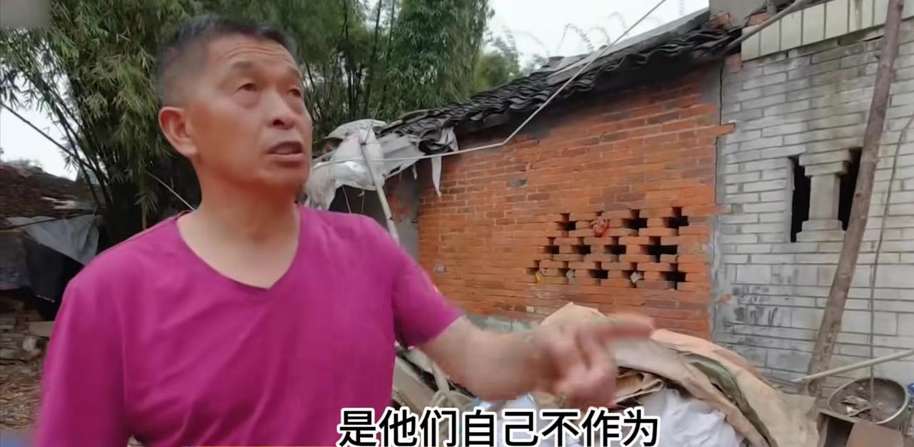 成都，7个子女，将91岁老母亲安葬在自家老宅门口。下葬7天后，老人的坟墓被租客给