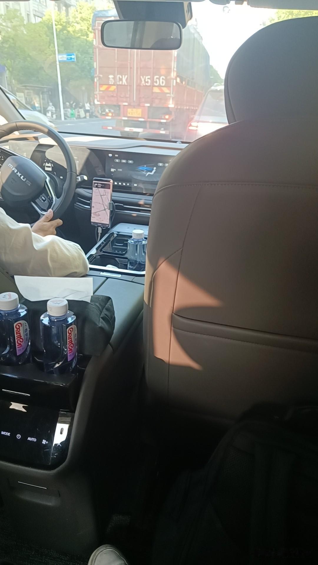 早上从小区叫个网约车去虹桥火车站，竟然叫来了一辆别克商务七座的车，难道网约车行业