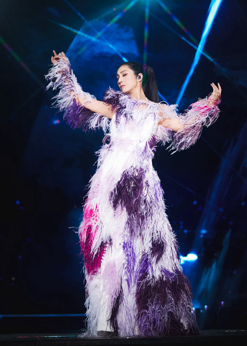 温柔与倔强，都藏在杨千嬅的歌声里。星城舞台缓缓开启，6月20日静待相见，4月30