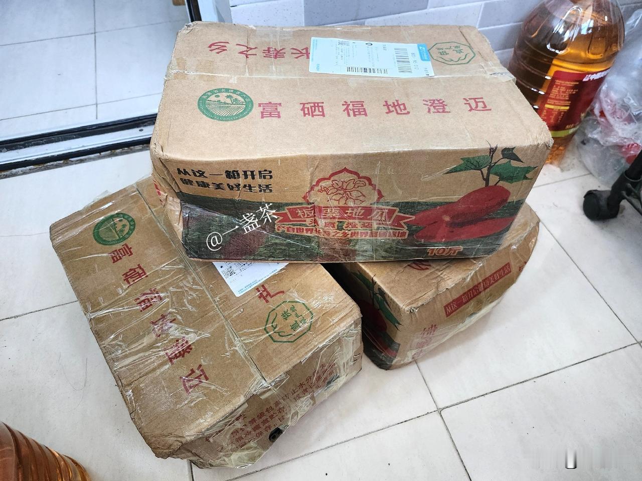 女儿买的30斤海南澄迈富硒红米上午快递送到家，这30斤又够吃半年的。

有一年体